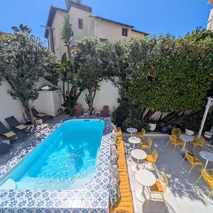 https://hotel-mademoiselle-juan-les-pins.fr-provencehotel.com